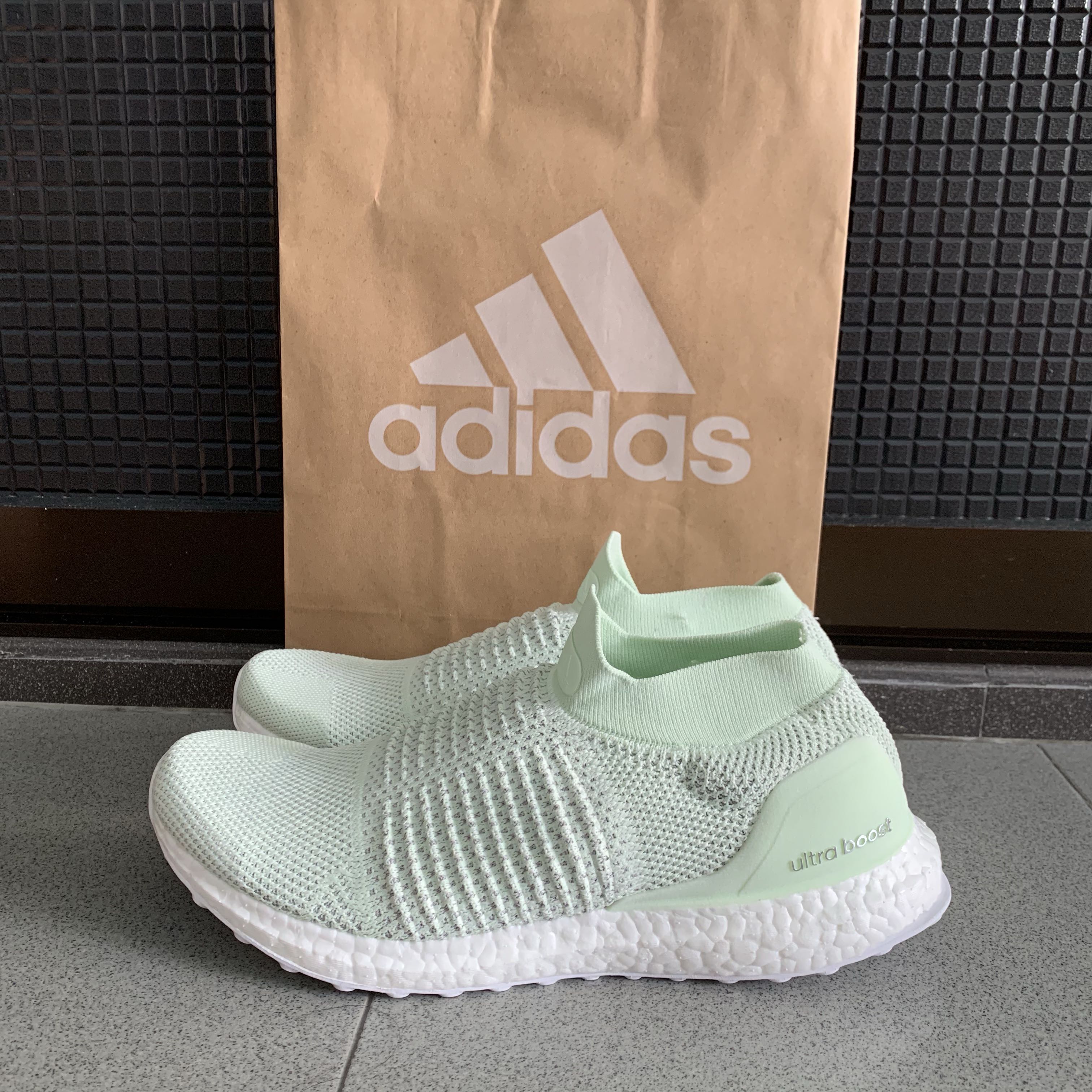 Ultra boost shop laceless mint
