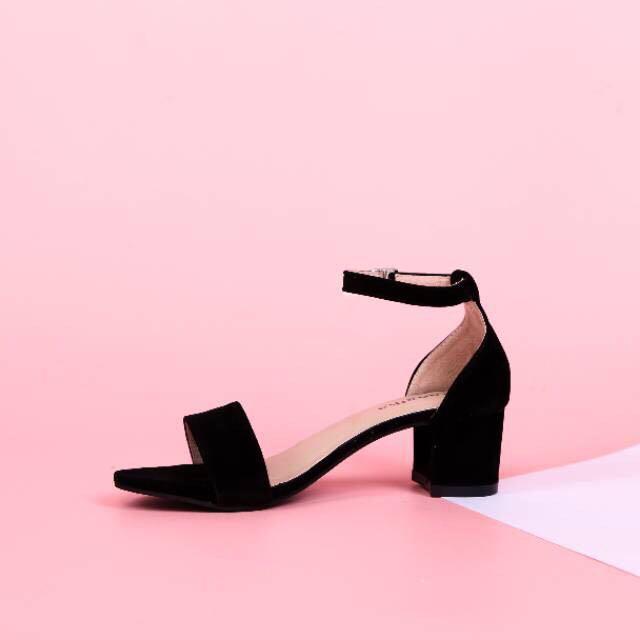 Ankle strap hitam / sepatu heels 5cm, Fesyen Wanita, Sepatu di Carousell