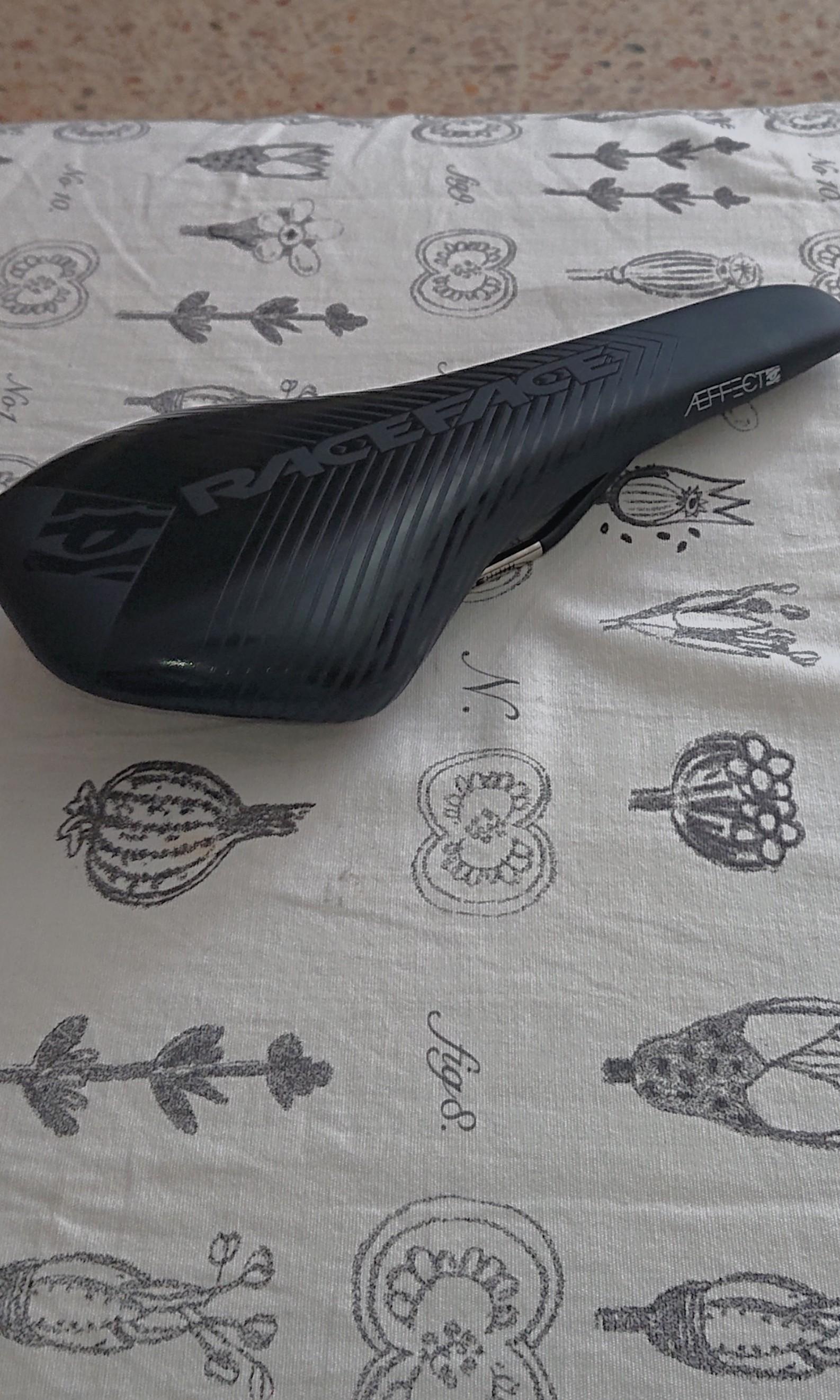 race face aeffect saddle