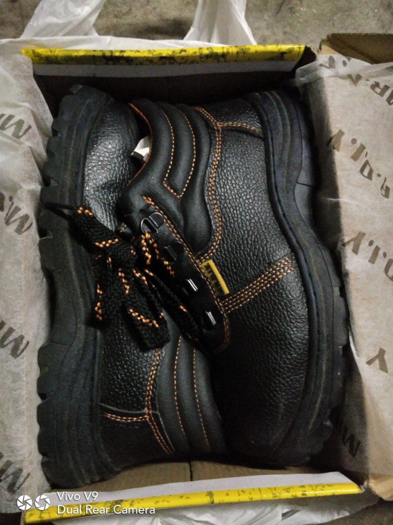 Safety shoes mr.Diy new, Men's Fashion, Footwear, Boots on Carousell