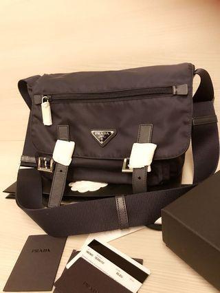 Like new PRADA ( messenger bag)