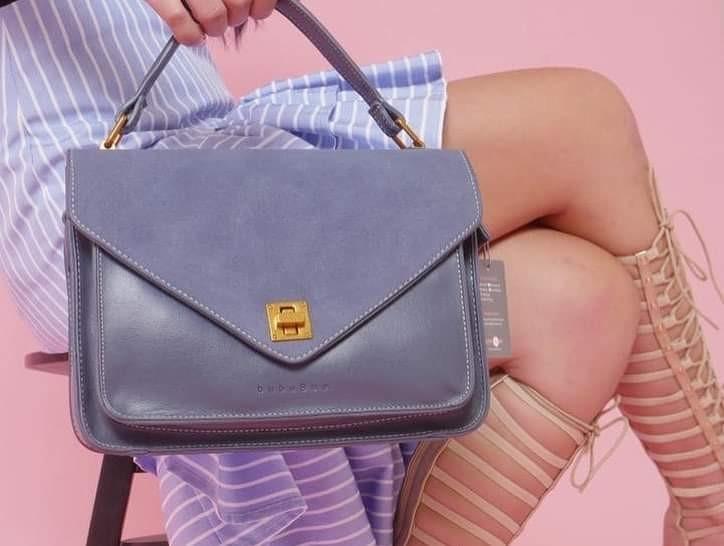Bububee (456) (Category: Purses & Pouches) located in Singapore. Submitted by jp990 (Listing ID 244665721, Image 3). Description: A beautiful bag that needs to be added into your collection! Be it for work, meet up with friends or a date, this bag is almost suitable for all occasions! Comes with an inner zip. Code:456 Color: Grey / Red Brown / Blue Size: L26 W10 H18 (cm) Material: Polyurethane Price: SGD40 #thethreeavenue #handbags #bagslover #ba