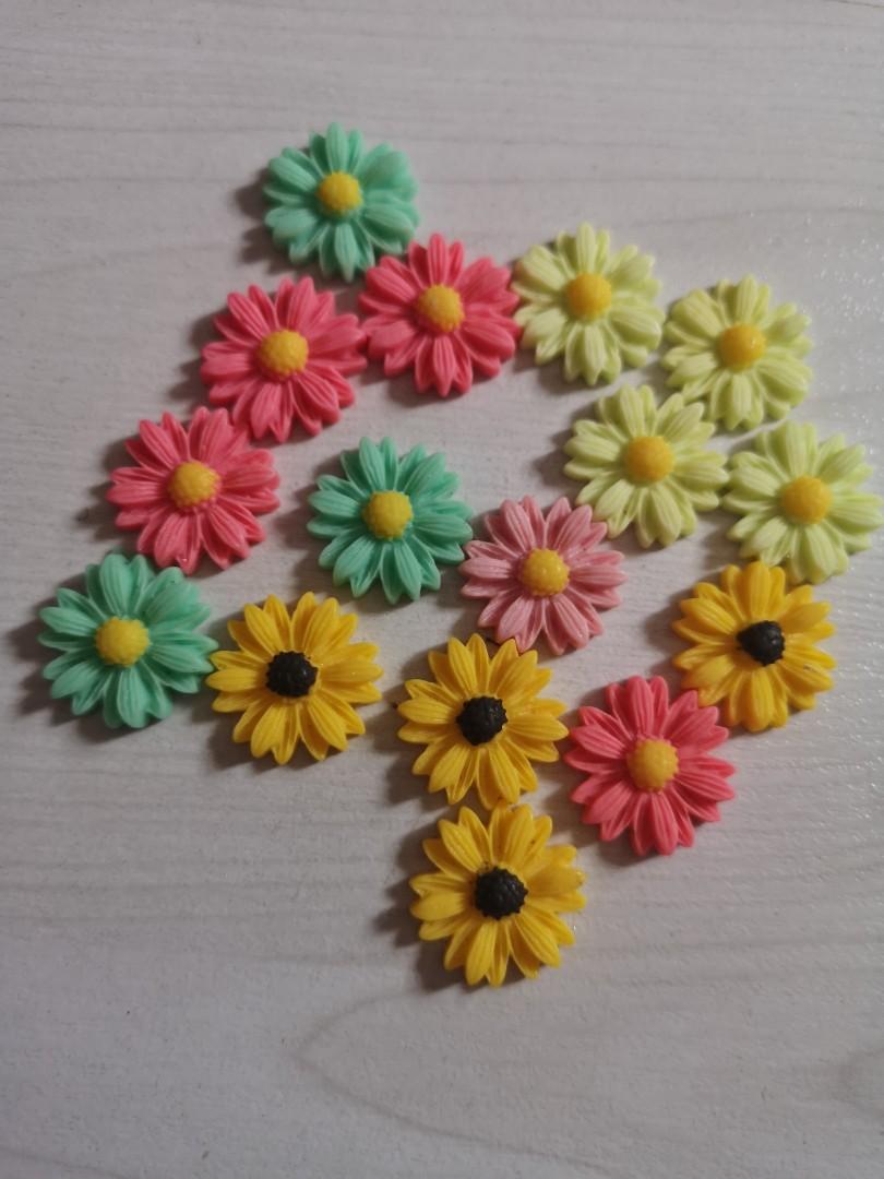 Flower resins (Category: Craft Supplies & Tools) located in Singapore. Submitted by ger2809 (Listing ID 244630708, Image 2). Description: $2 for 4. Can colour colour subjected to availability. Inclusive of normal mail.