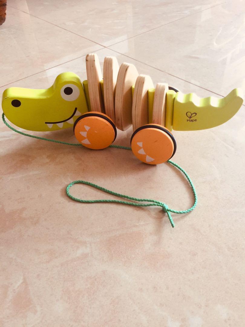 hape alligator pull toy