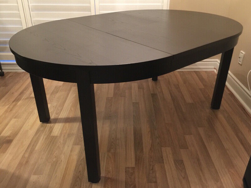 Bjursta store round table
