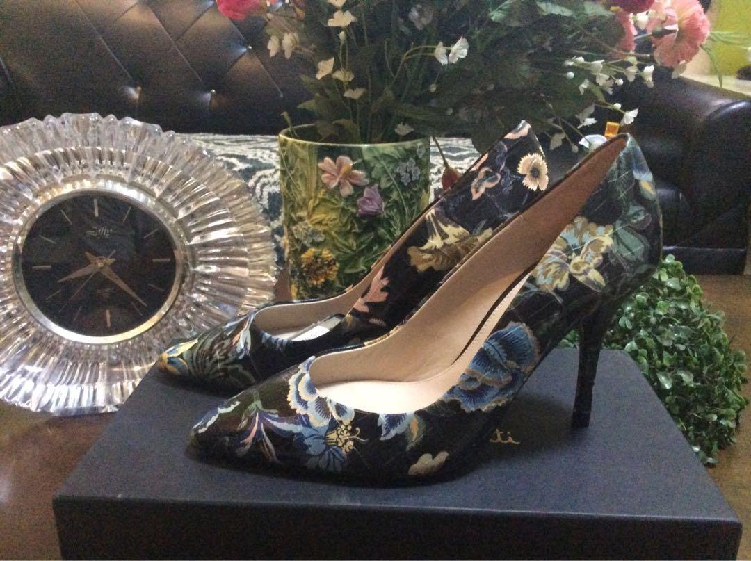 Massimo dutti shoes size 36 and 37 (Category: Heels) located in San Pablo. Submitted by princess201017 (Listing ID 244661115, Image 3). Description: .