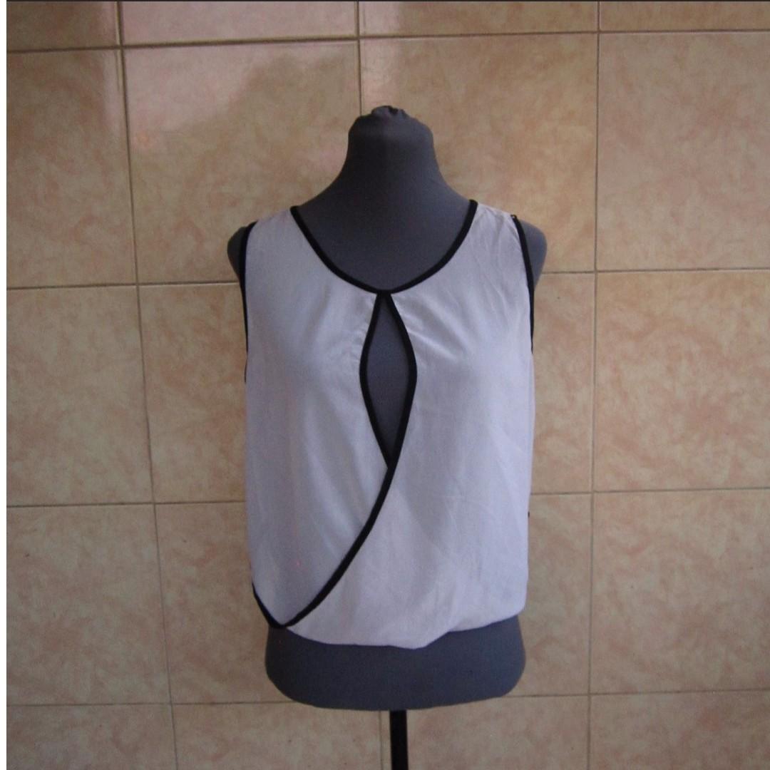 Minimalist Black and White Chiffon Top (Category: Blouses) located in Manila. Submitted by glamouria (Listing ID 244951386, Image 2). Description: Excellent Used Condition Best fits on Small to Medium.