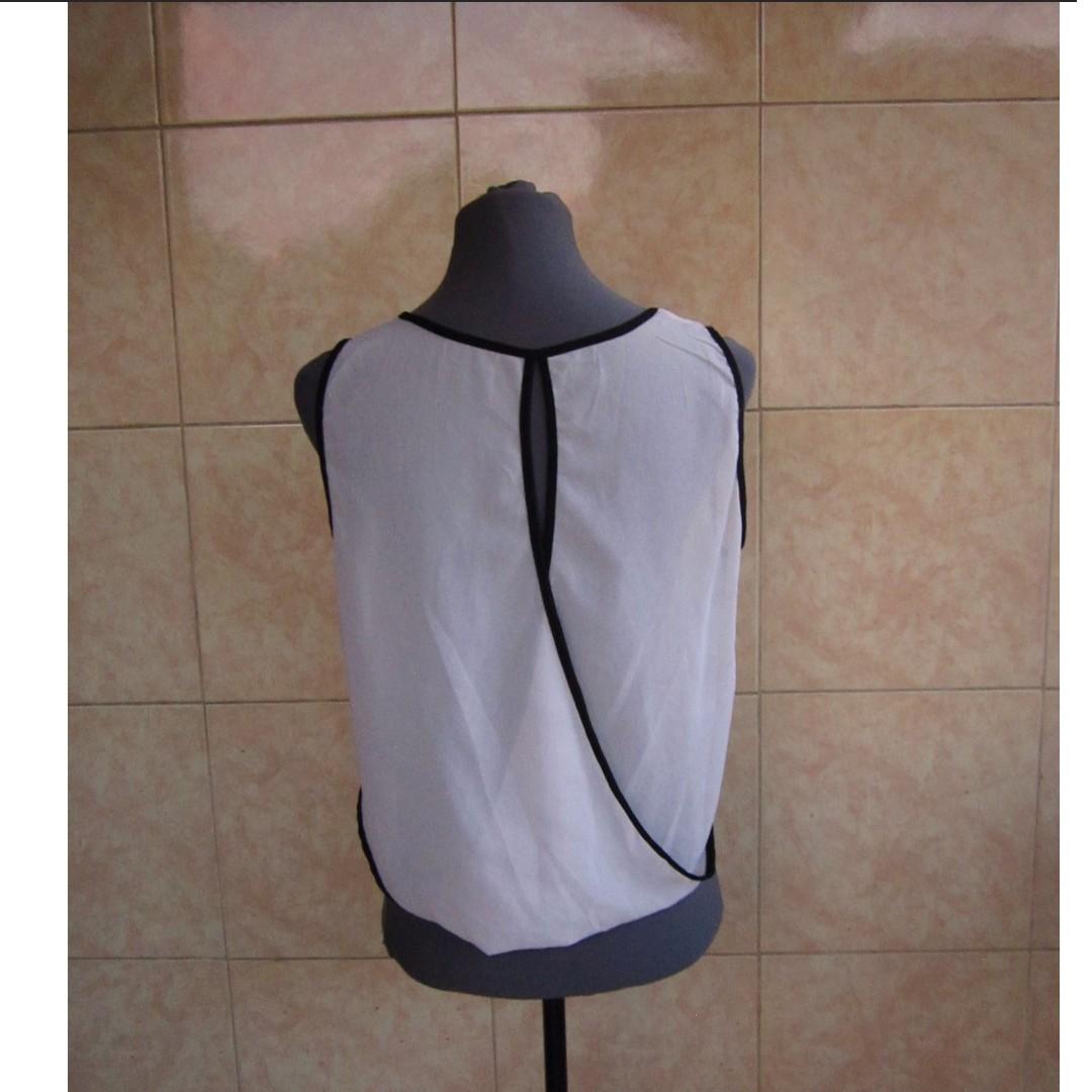 Minimalist Black and White Chiffon Top (Category: Blouses) located in Manila. Submitted by glamouria (Listing ID 244951386, Image 3). Description: Excellent Used Condition Best fits on Small to Medium.