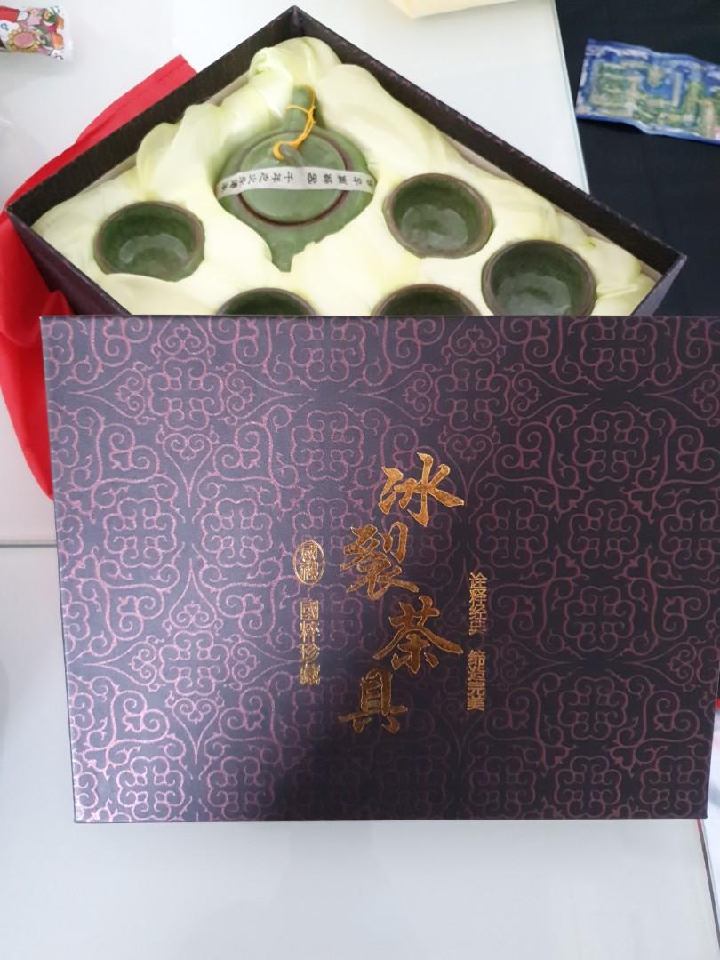Tea set (Category: Coffee & Tea Tableware) located in Singapore. Submitted by px27 (Listing ID 244995232, Image 1). Description: Recieved as gift.