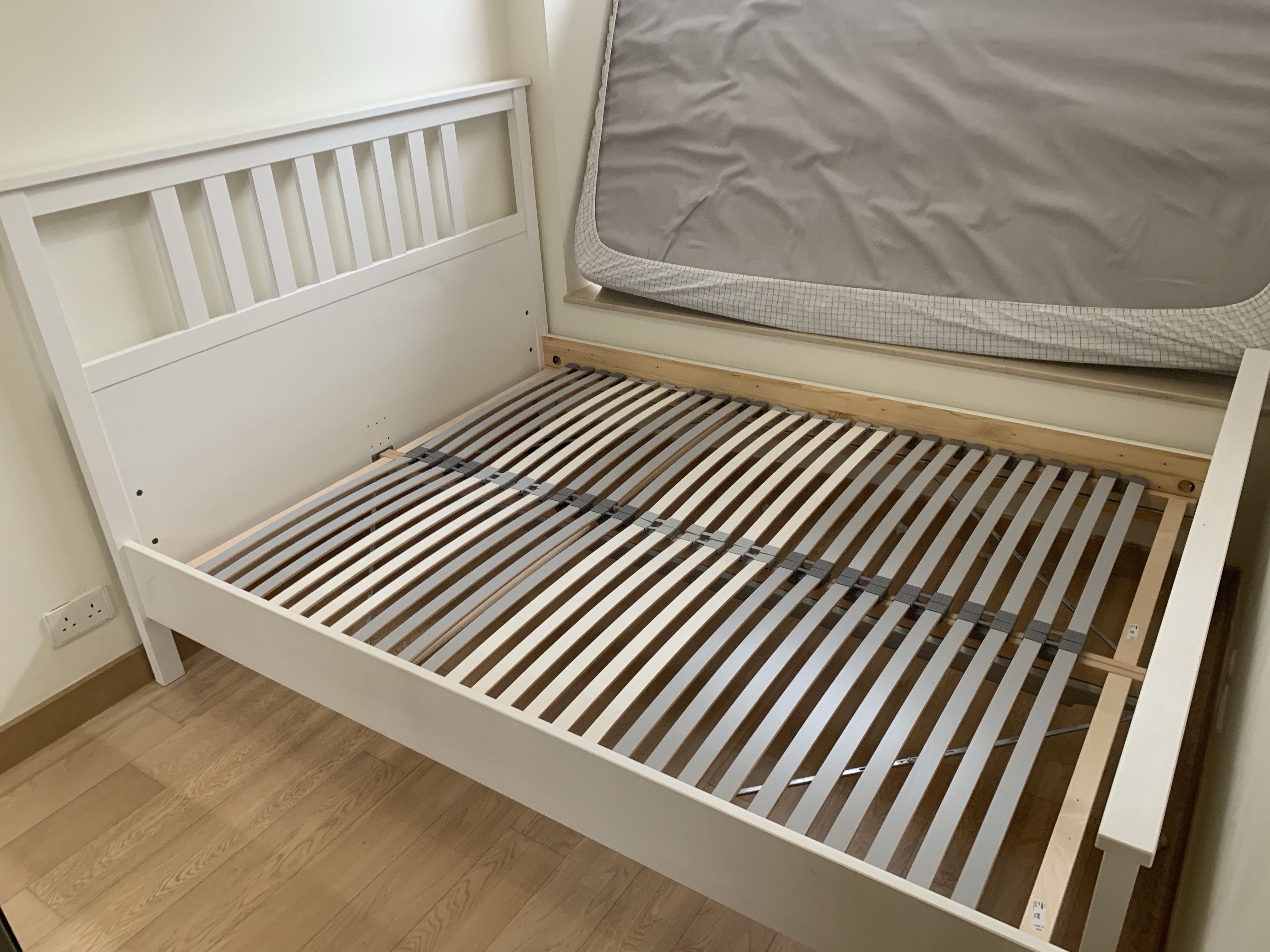 White bed frame with slats from Ikea, 傢俬＆家居, 傢俬, 床架及床褥 Carousell