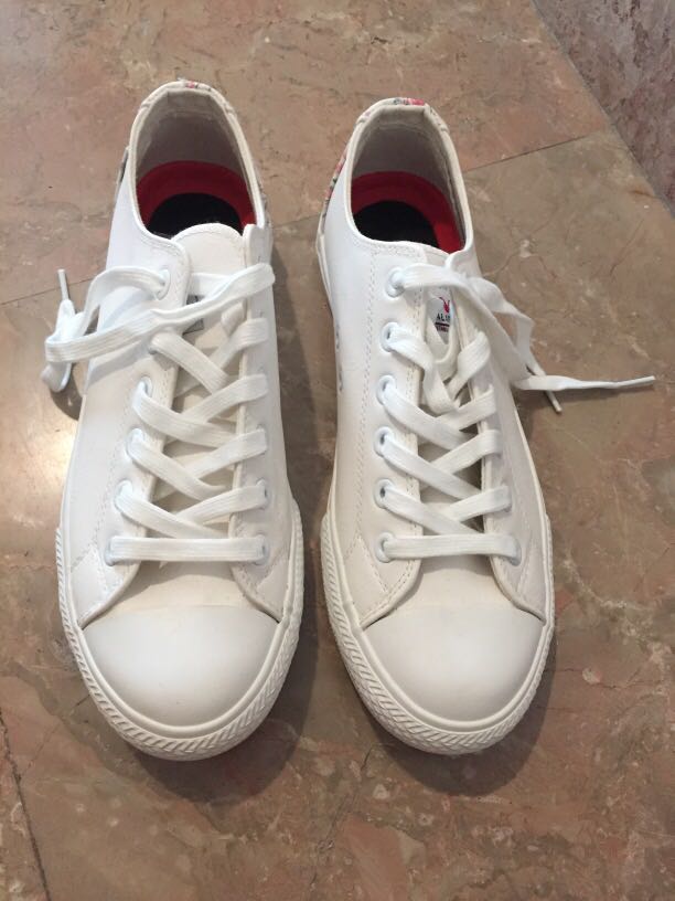 White new Levi's comfort tech sneakers, Men's Fashion, Footwear, Dress  Shoes on Carousell