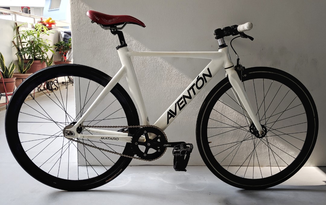 Aventon Mataro Full Bike Size 52 White, Sports Equipment, Bicycles 