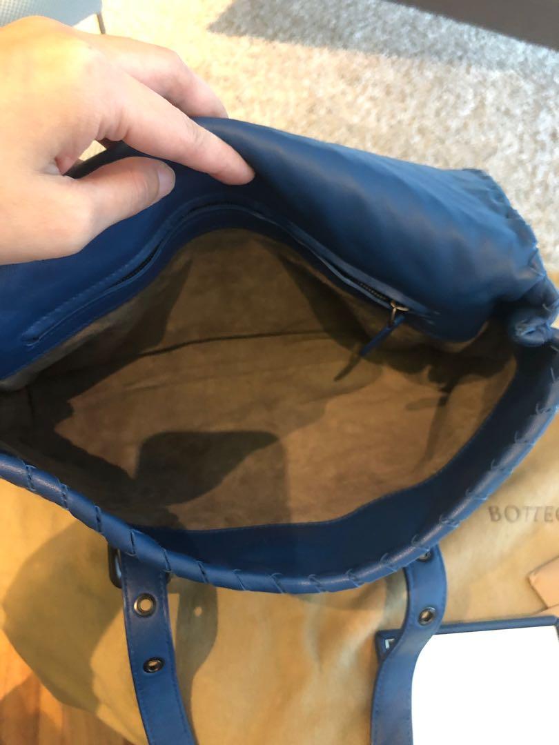 Bottega Veneta body bag (Category: Luxury Bags & Wallets) located in Makati City. Submitted by tiger168 (Listing ID 245135086, Image 2). Description: .