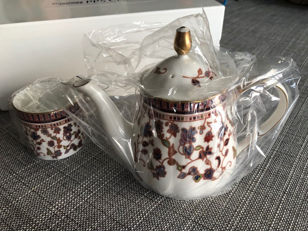 Collectors edition Singapore Airlines Narumi Bone China Teapot Set