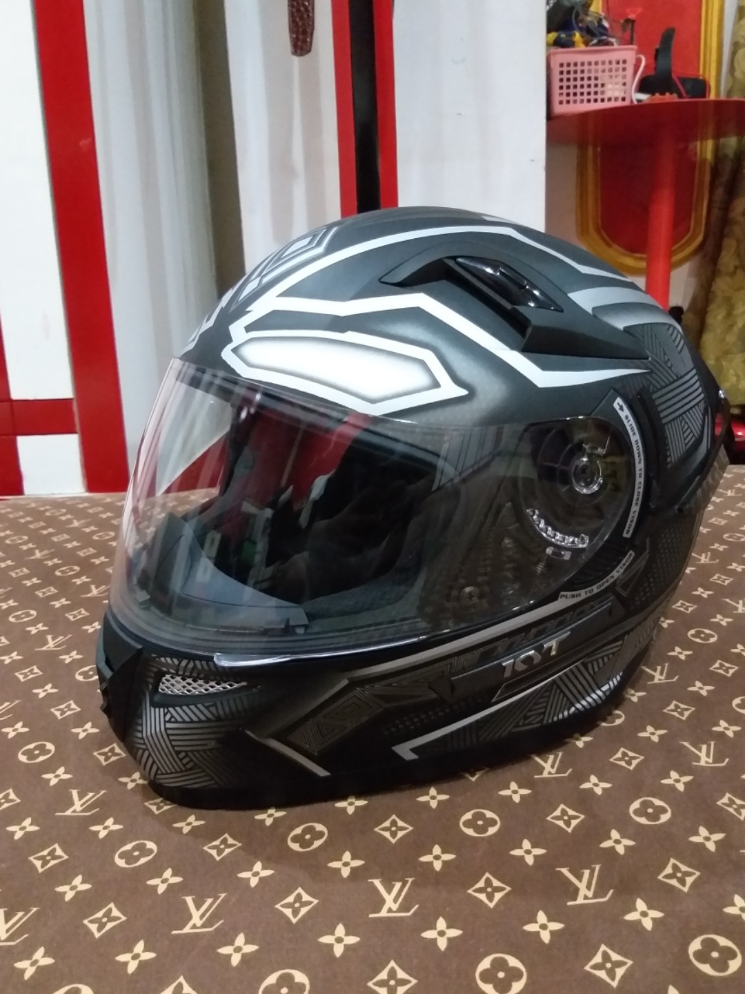 Helm kyt k2r black panther, Motor di 