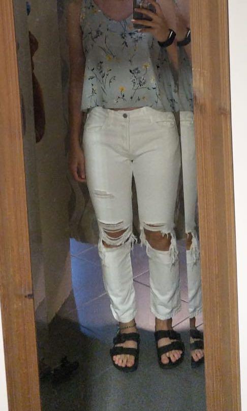 White ripped shop levi jeans