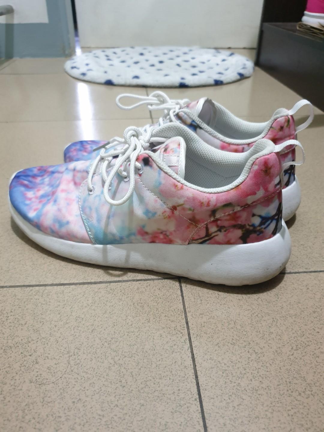 ORIGINAL NIKE ROSHE RUN IN CHERRY BLOSSOm (Category: Sneakers) located in Quezon City. Submitted by _ptrcstc (Listing ID 245209101, Image 2). Description: ORIGINAL NIKE ROSHE RUN IN CHERRY BLOSSOM Bought at Singapore for 180 SGD (roughly around 7k+ in peso) RFS: not wearing them anymore No OG box. Left it back home in Singapore. NO SMELL. Just needs cleaning. Price is negotiable for sure buyers only. Meet ups: sm north/trinoma/tandang sora Courie