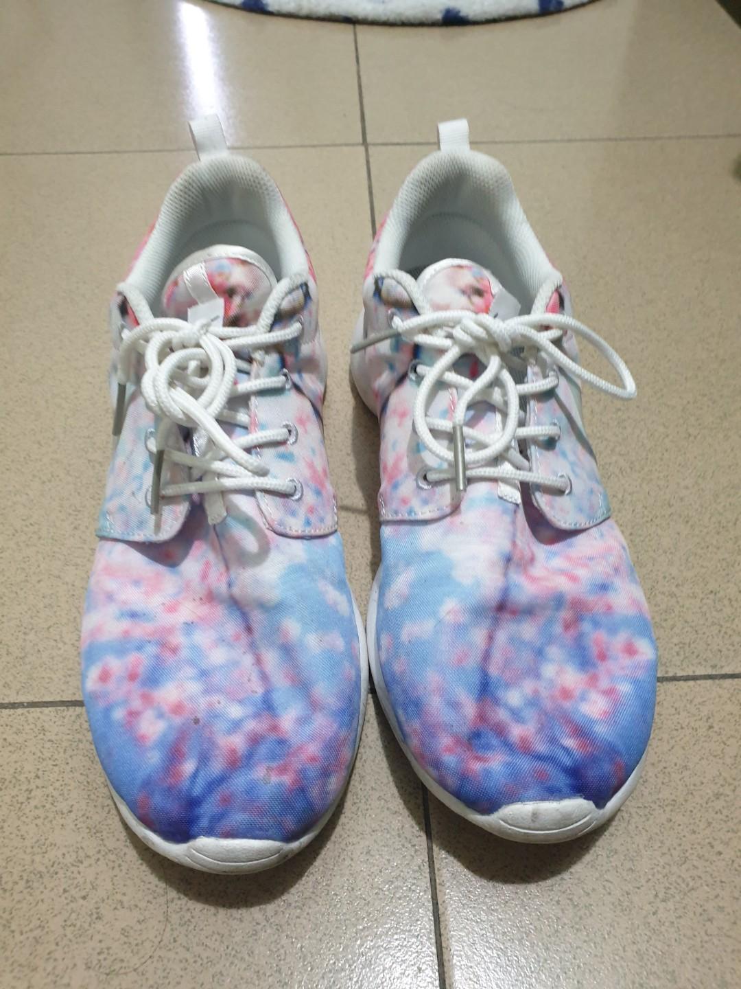 ORIGINAL NIKE ROSHE RUN IN CHERRY BLOSSOm (Category: Sneakers) located in Quezon City. Submitted by _ptrcstc (Listing ID 245209101, Image 3). Description: ORIGINAL NIKE ROSHE RUN IN CHERRY BLOSSOM Bought at Singapore for 180 SGD (roughly around 7k+ in peso) RFS: not wearing them anymore No OG box. Left it back home in Singapore. NO SMELL. Just needs cleaning. Price is negotiable for sure buyers only. Meet ups: sm north/trinoma/tandang sora Courie