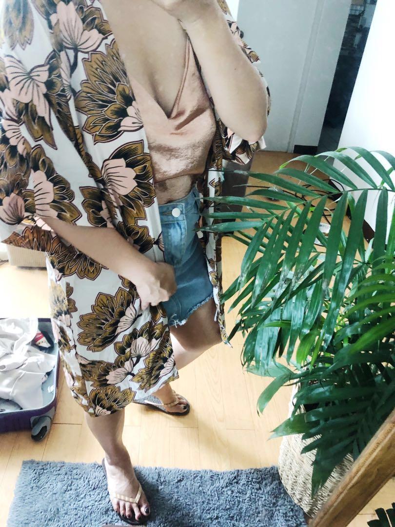 Topshop floral Kimono (Category: Coats, Jackets and Outerwear) located in Makati City. Submitted by curatedthingsph (Listing ID 244970242, Image 3). Description: Used once! Retail price is 4k plus Super nice fabric! Size on tag is US 2 but it fits upto large frames bec it’s a cover up .