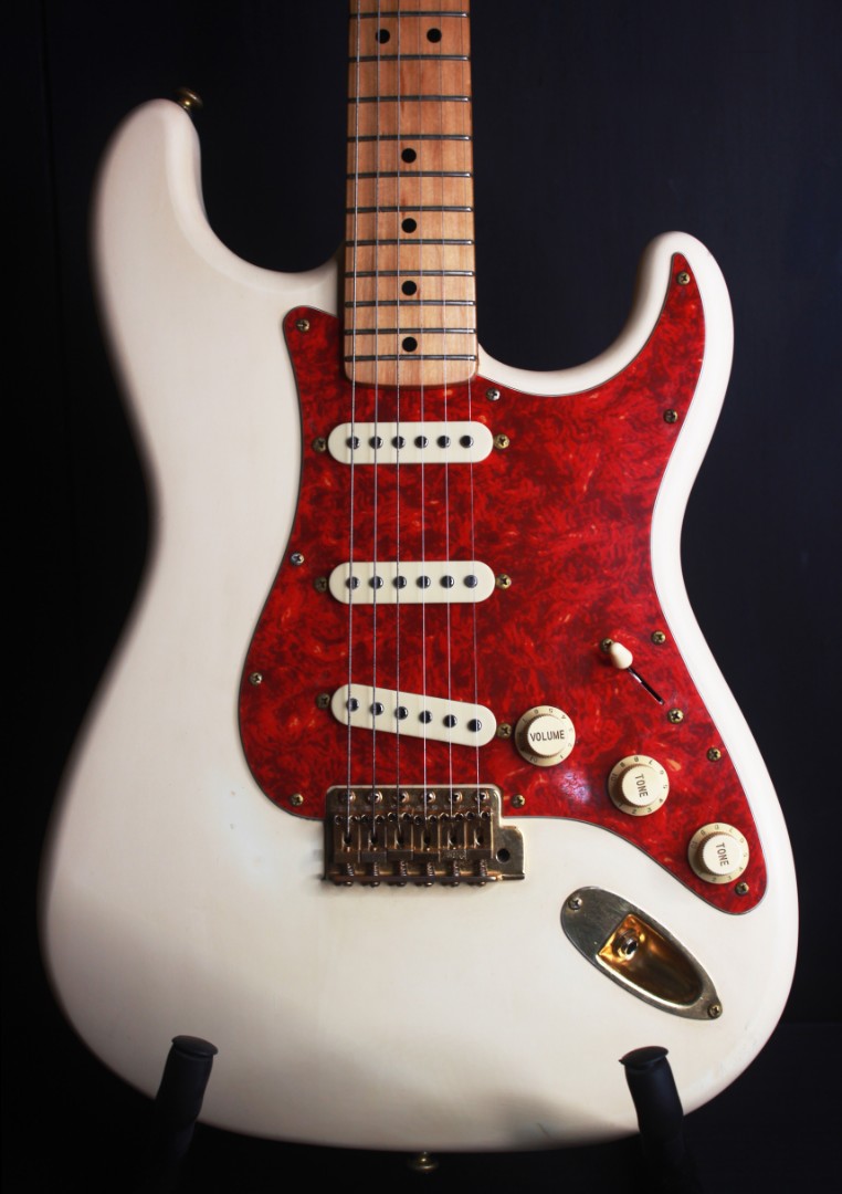 Fender Japan '72 Reissue Stratocaster Exclusive Edition Gold Hardwares ...