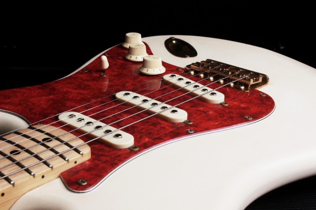 Fender Japan '72 Reissue Stratocaster Exclusive Edition Gold Hardwares ...