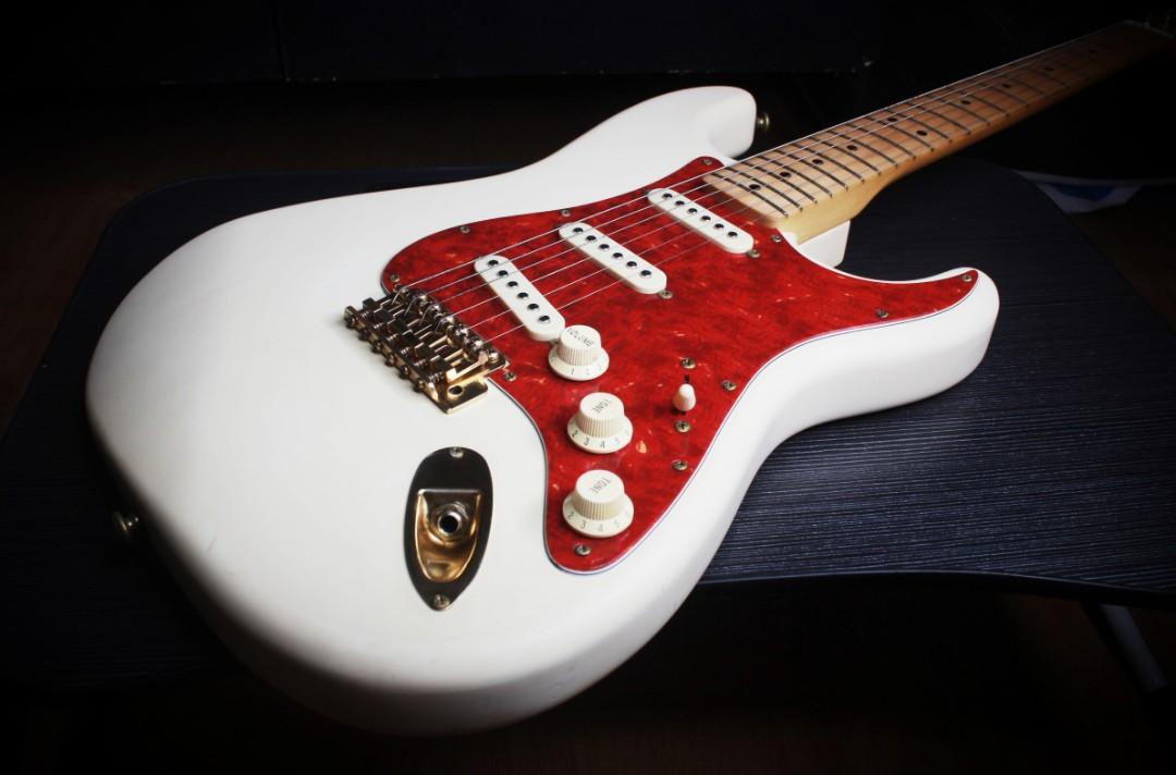 Fender Japan '72 Reissue Stratocaster Exclusive Edition Gold Hardwares ...