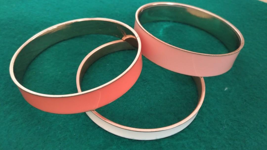 Set Bangles (Category: Bracelets) located in Singapore. Submitted by gracey.tabios (Listing ID 245401509, Image 1). Description: Brand new.. 3 pc set Pm for more info :).
