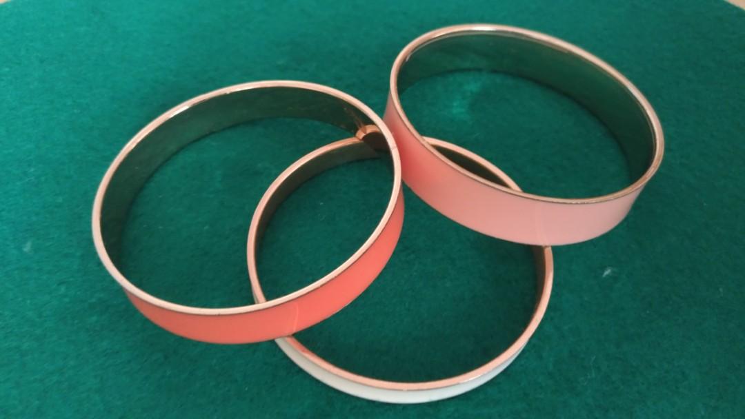 Set Bangles (Category: Bracelets) located in Singapore. Submitted by gracey.tabios (Listing ID 245401509, Image 2). Description: Brand new.. 3 pc set Pm for more info :).