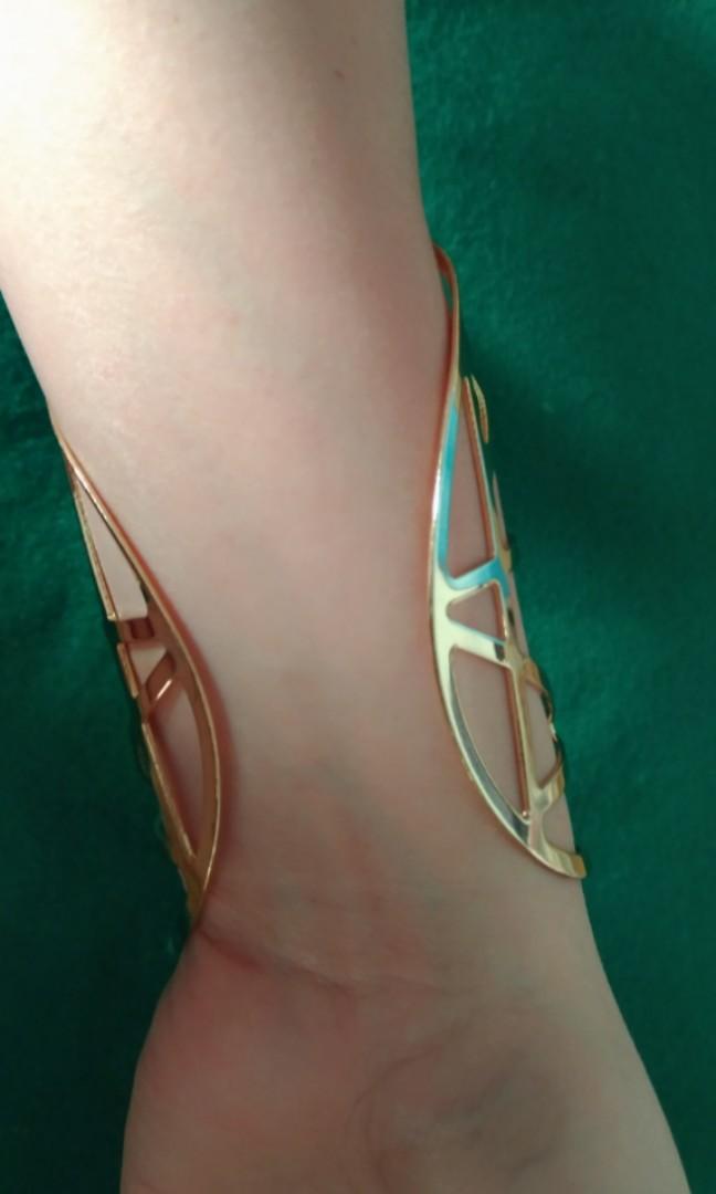 Statement Bangles (Category: Bracelets) located in Singapore. Submitted by gracey.tabios (Listing ID 245403591, Image 2). Description: Brand new.. Statement piece. Pm for more info :).