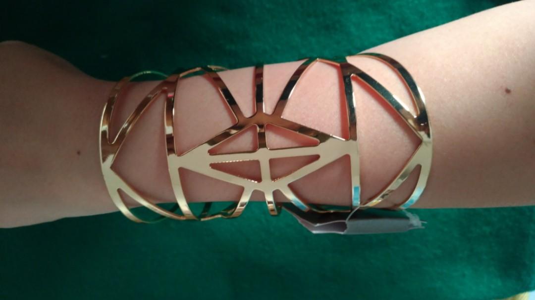 Statement Bangles (Category: Bracelets) located in Singapore. Submitted by gracey.tabios (Listing ID 245403591, Image 1). Description: Brand new.. Statement piece. Pm for more info :).