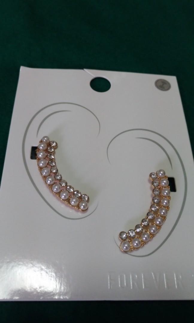 Statement Earrings (Category: Earrings) located in Singapore. Submitted by gracey.tabios (Listing ID 245407546, Image 1). Description: Brand new.. Statement piece. Pm for more info :).