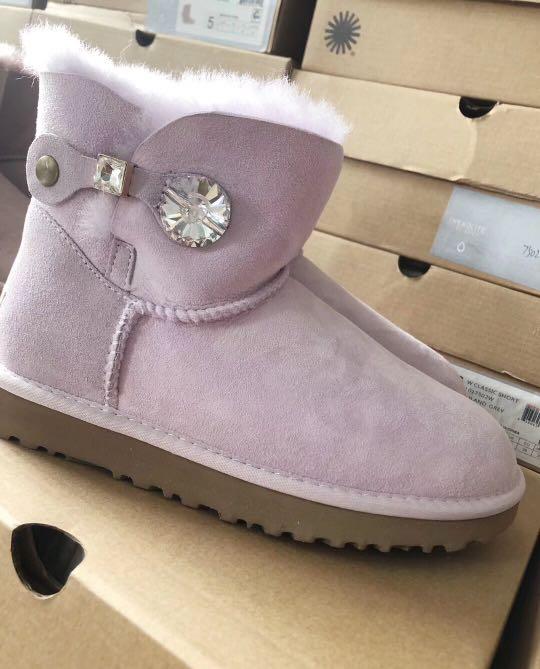 UGG （分類：靴）位於 Hong Kong。 由 mk_shop2019 提交（商品編號 245438124，圖片 3）。簡介： 🌟 UGG 🌟 2018年施華洛水晶短款，現在平價清貨 💯authentic 手快有手慢冇😅 💰HKD 1080 粉色 35碼 3對 36碼 1對 38 5對 39 5對 40碼 1對 灰色 35碼 3對 36碼 2對 39碼 2對 40碼 1對 紫色 35-40碼 有任何查詢可以Whatsapp張小姐：53666177 https://api.whatsapp.com/send?phone=85253666177 #清貨 #靚色 #ugg。
