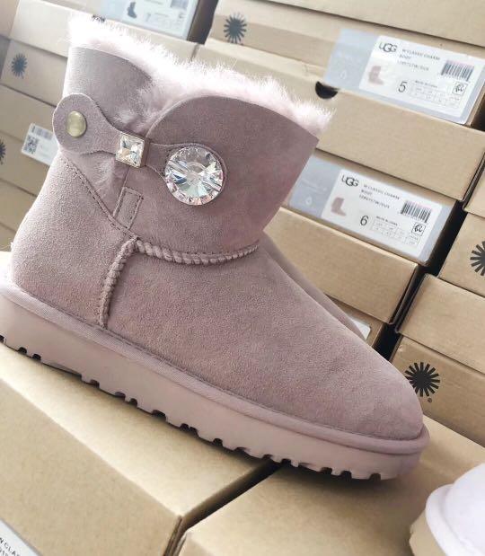 UGG （分類：靴）位於 Hong Kong。 由 mk_shop2019 提交（商品編號 245438124，圖片 4）。簡介： 🌟 UGG 🌟 2018年施華洛水晶短款，現在平價清貨 💯authentic 手快有手慢冇😅 💰HKD 1080 粉色 35碼 3對 36碼 1對 38 5對 39 5對 40碼 1對 灰色 35碼 3對 36碼 2對 39碼 2對 40碼 1對 紫色 35-40碼 有任何查詢可以Whatsapp張小姐：53666177 https://api.whatsapp.com/send?phone=85253666177 #清貨 #靚色 #ugg。