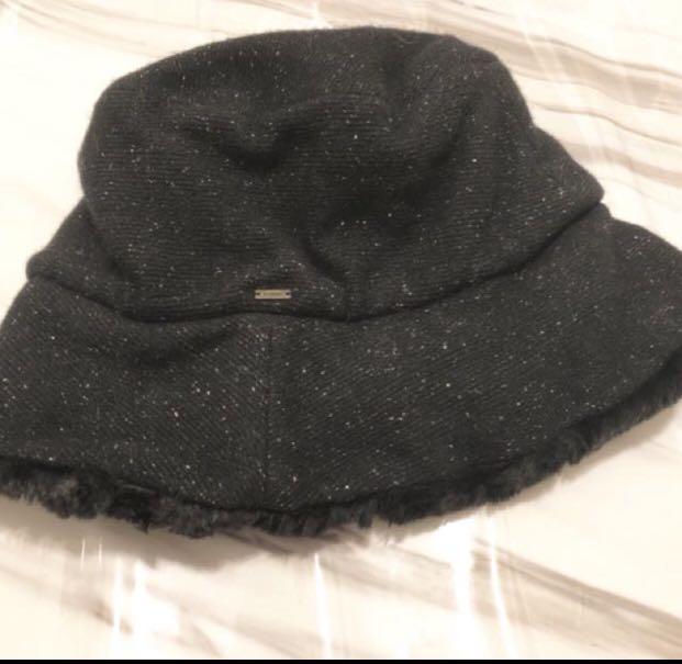 Initial hat （分類：帽）位於 Hong Kong。 由 carhhh 提交（商品編號 245471609，圖片 2）。簡介： 。
