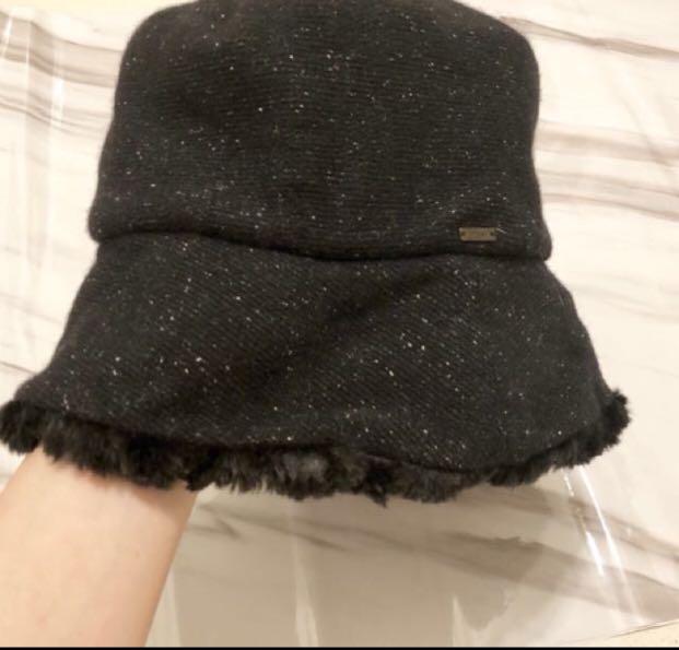 Initial hat （分類：帽）位於 Hong Kong。 由 carhhh 提交（商品編號 245471609，圖片 1）。簡介： 。