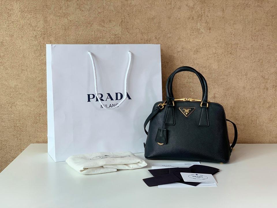 Saffiano vernice prada store