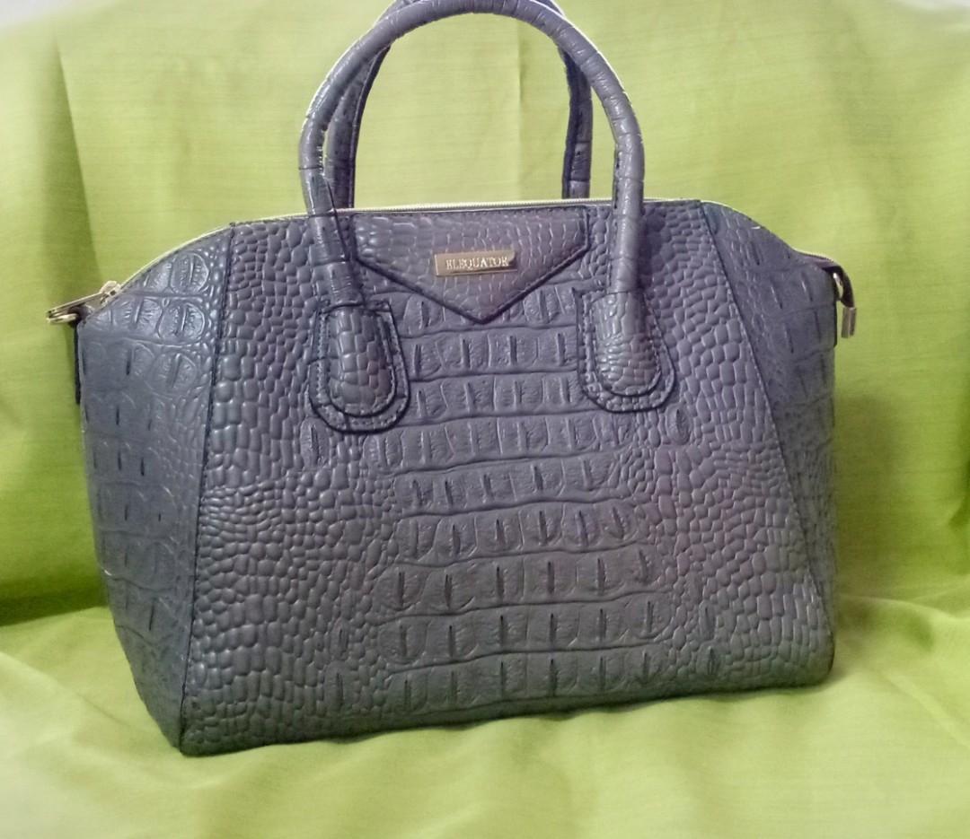 Preloved bag 2 way (Category: Tote Bags) located in San Juan City. Submitted by stufforless (Listing ID 245610859, Image 1). Description: *SALE* Preloved eloquator bag No flaws Pwede 2 way (no sling included) Good condition MOP: BPI,BDO,,PALAWAN SHIPPING: fastrack,lbc,jrs.