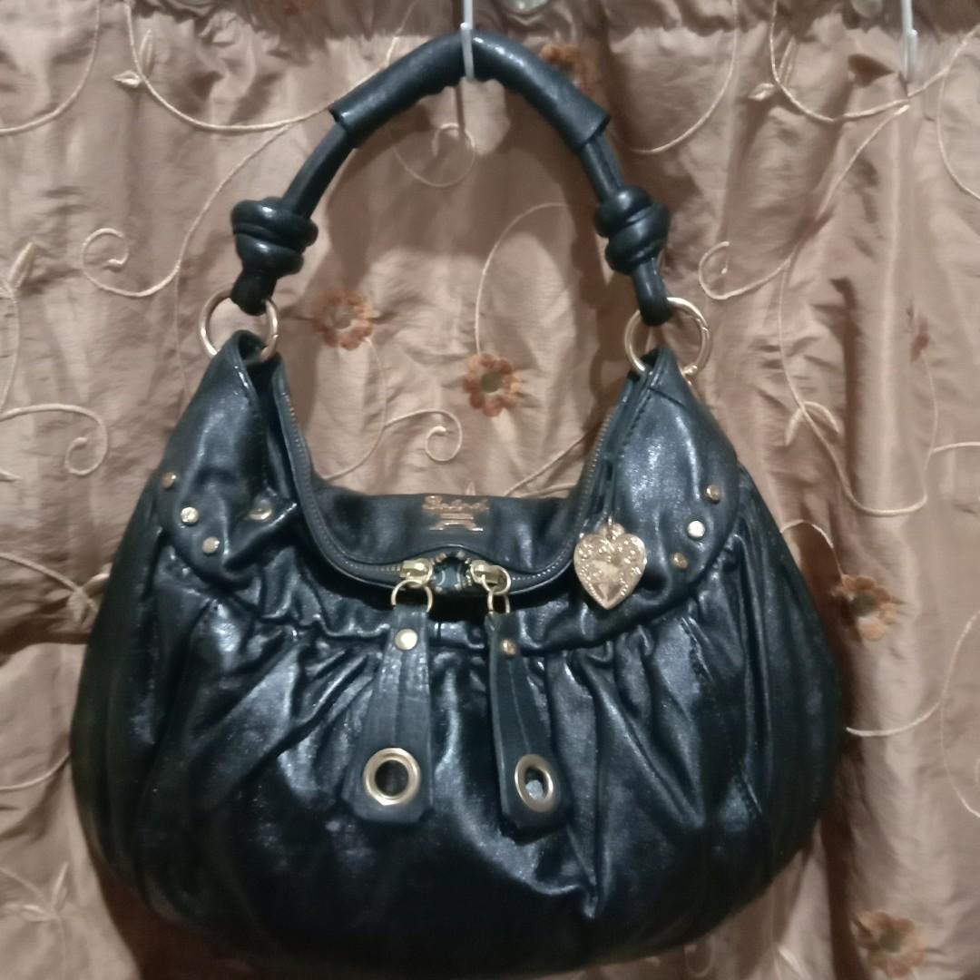 Salad black leather hand bag/shoulder bag (Category: Luxury Bags & Wallets) located in Manila. Submitted by doris_03 (Listing ID 245542738, Image 1). Description: 9/10 condition Seldom to use from US Pre-owned Bawal sa maarte Looks new kasi gold na gold pa mga hardwares Still negotiable.