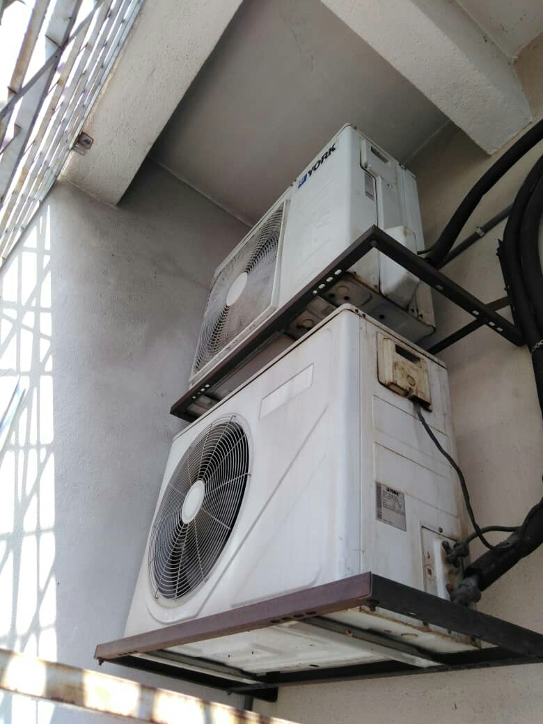 service aircond refill gas, Everything Else, Others on Carousell