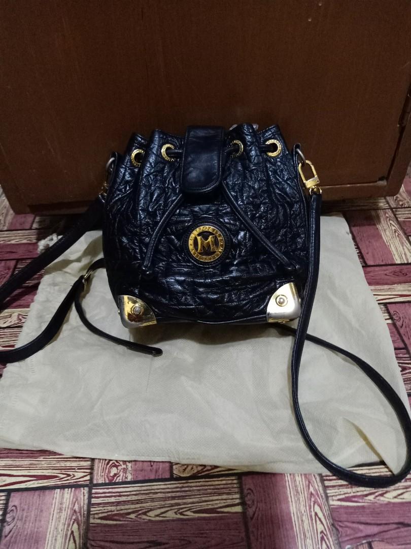 Metrocity Sling Bag for sale (Category: Cross-body Bags) located in Binangonan. Submitted by meglopez (Listing ID 245894509, Image 1). Description: Selling preloved Metrocity bag with dust bag. Original bag at 1000. Sf included kindly advise if interested.