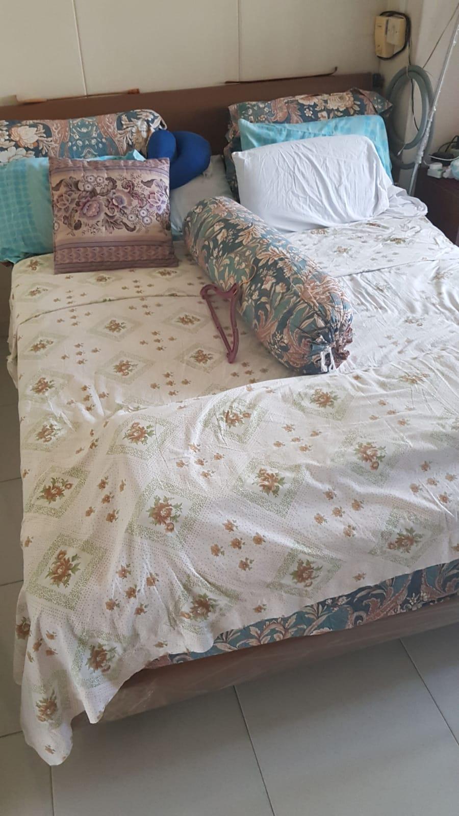 Queen Size Bed Mattress Sleeptronic Good Condition