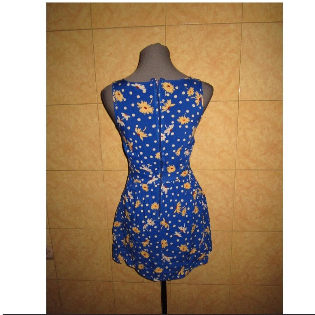 FOREVER 21 Sunflower Dress (Category: Dresses) located in Manila. Submitted by glamouria (Listing ID 246029759, Image 2). Description: Good Pre-Loved Condition Best fits on XS to Small *Item has been adjusted to become smaller, zipper has been changed and new stitching is a lighter shade of blue but unnoticeable when worn.