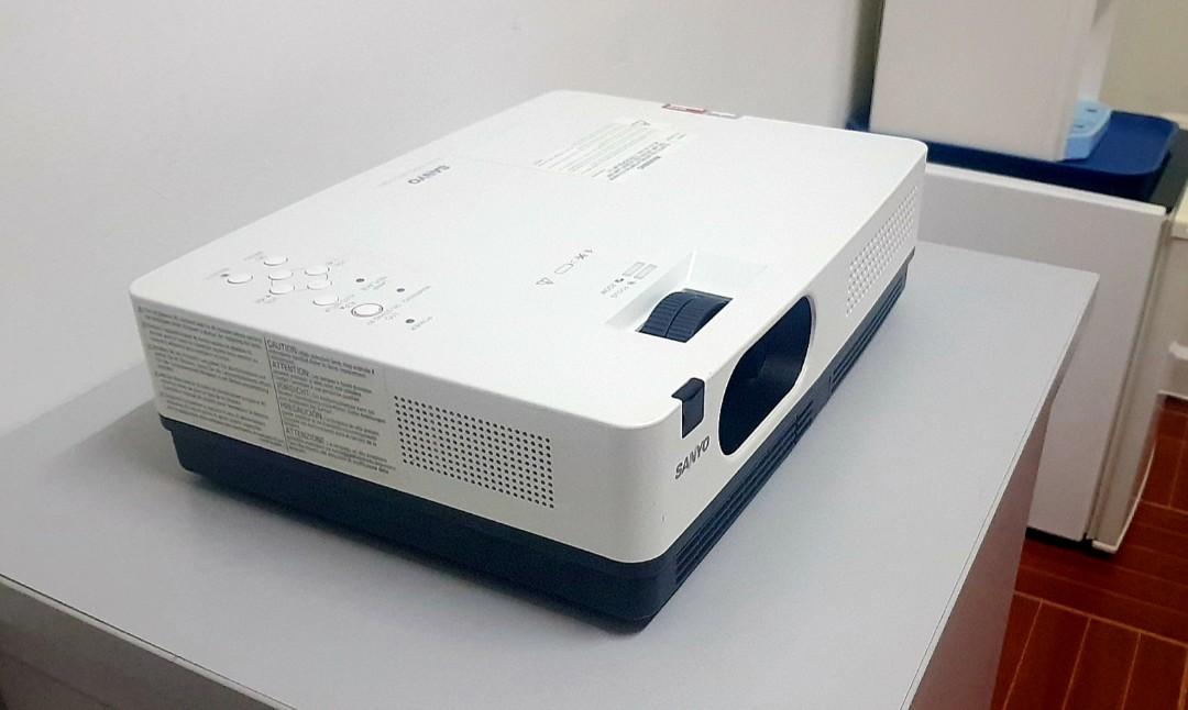 Sanyo PLCXW200 LCD projector portable Specs, Computers & Tech
