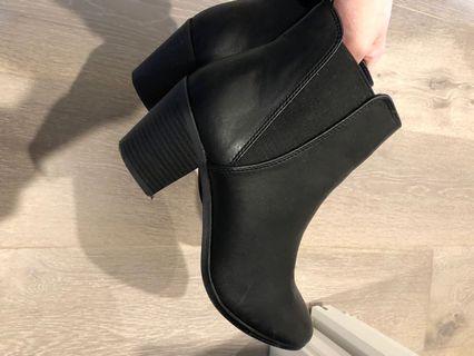 Spurr black ankle boots