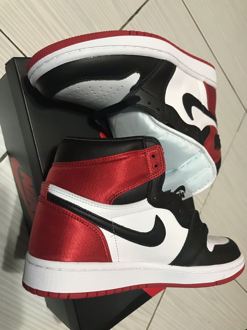 Nike air jordan hotsell 1 black toe satin