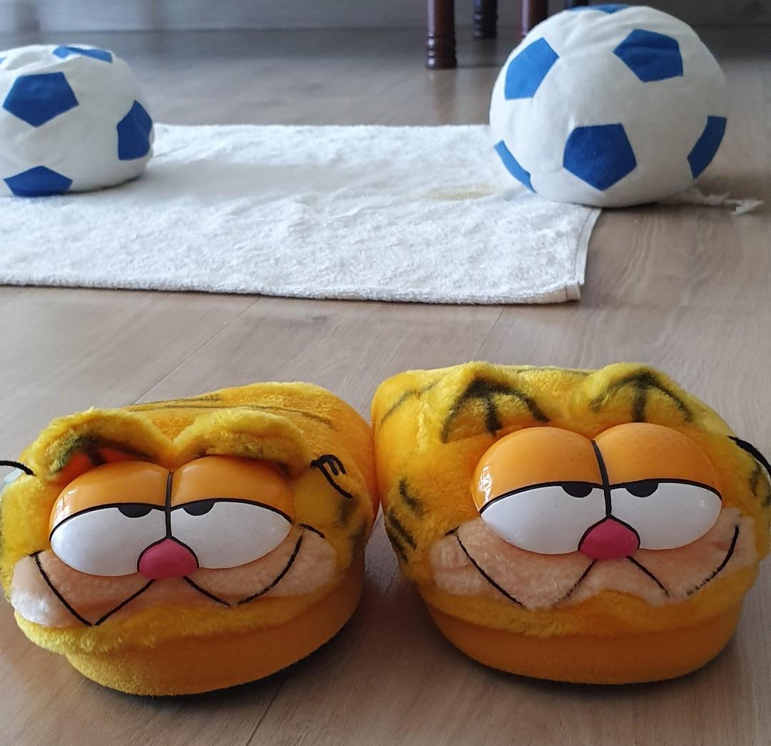 Garfield bedroom slipper, Men's Footwear, Flipflops and Slides on Carousell