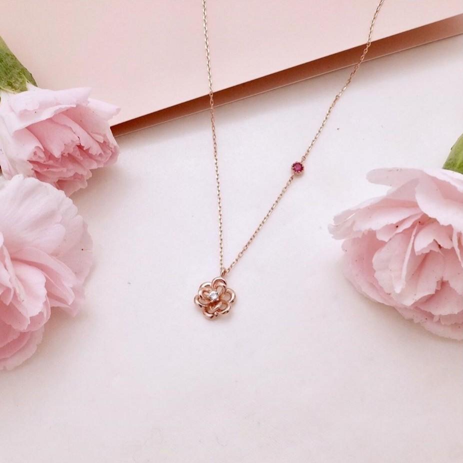 Her private life necklace shop