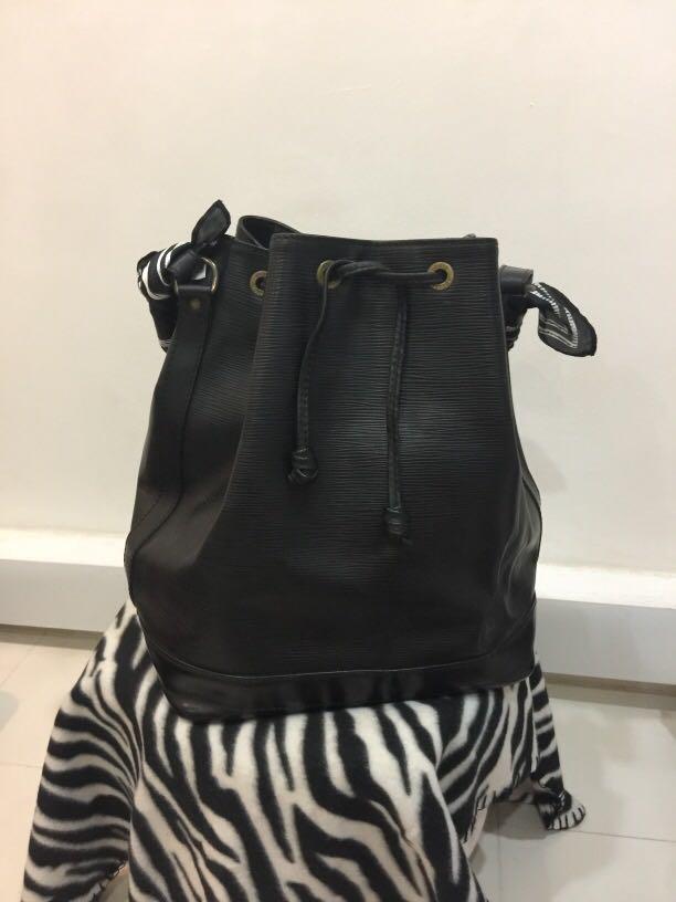 lv bucket bag black