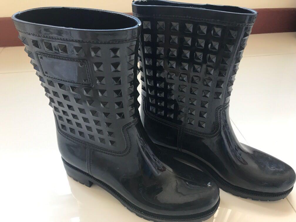 water resistant black boots