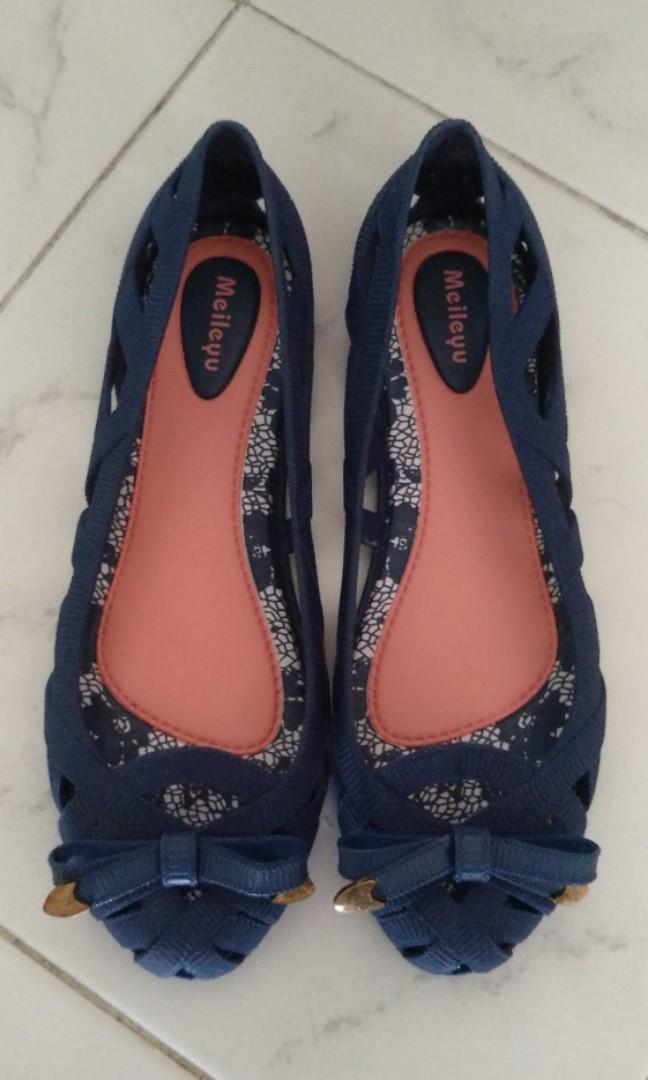 navy jelly shoes